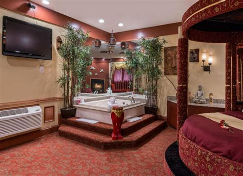 romantic hotel with jacuzzi in room|Iba pa.